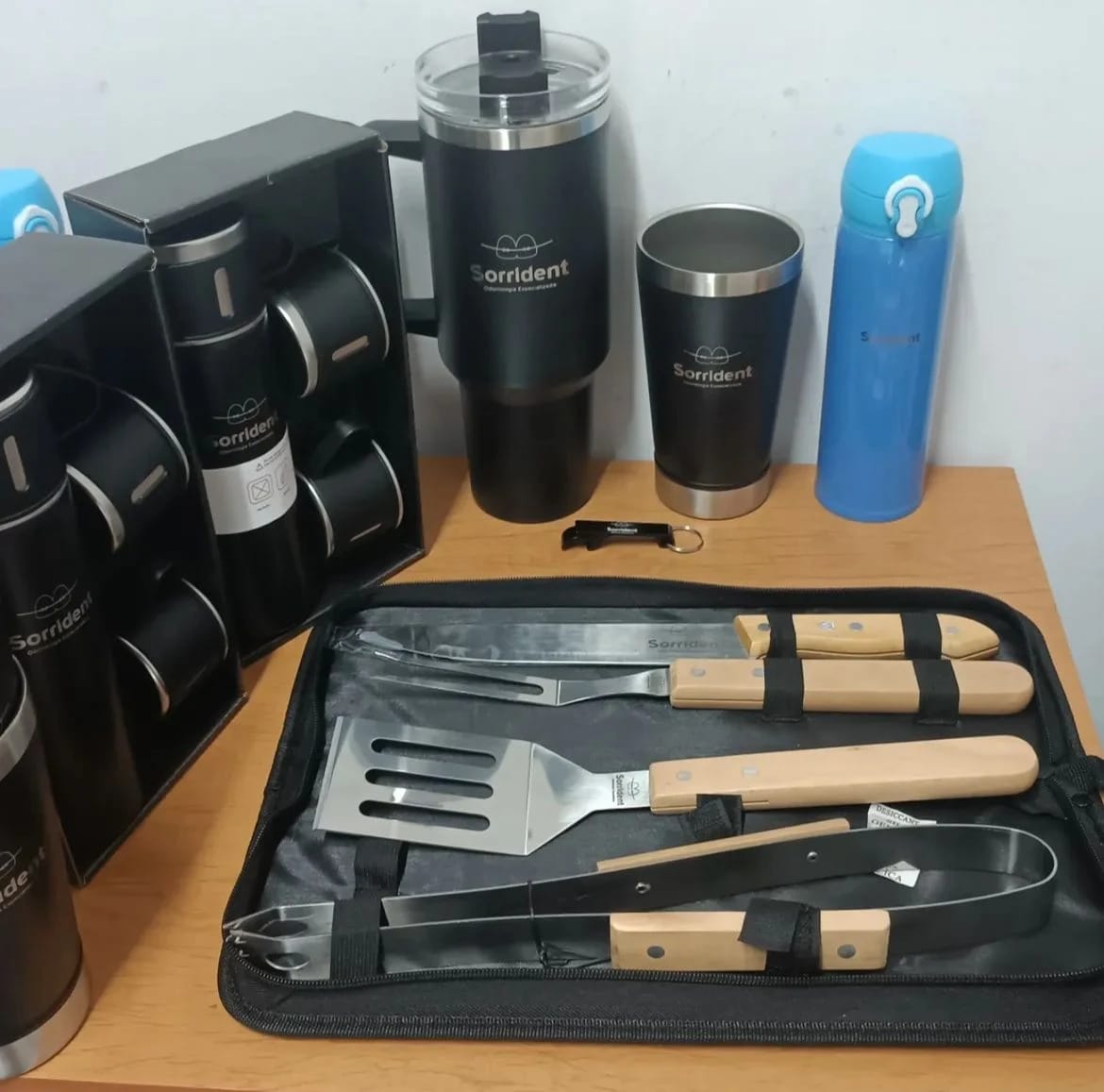 O período das confraternizações, amigos secretos e brindes corporativos chegou! Não corra o risco de ficar sem estoque na época de maior faturamento do ano.  Temos a linha completa à sua disposição: 🍢 Kits Churrasco: Modelos lisos para pronta entrega ou personalizados com a sua logo gravada a laser! O presente ideal para clientes e colaboradores. 🍼 Garrafas Térmicas: Alta eficiência, design moderno e tamanhos variados para todos os públicos. 🍺 Copos e Canecas Térmicas: O campeão absoluto de vendas do verão. Bebida gelada por horas e alta rotatividade nas prateleiras!  ⚡ Liso ou Personalizado? Você escolhe! Personalizamos com a sua marca ou identidade visual com gravação a laser permanente de altíssima precisão.  ⚠️ Oportunidade Única: Os lotes promocionais de fim de ano estão se esgotando rapidamente e a fábrica está operando com fila de espera.  👉 Não deixe para a última hora. Clique aqui e garanta seu estoque cheio antes que os preços subam!